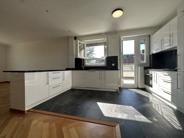 Spacieux appartement de 5 pièces avec balcon à Lausanne 2