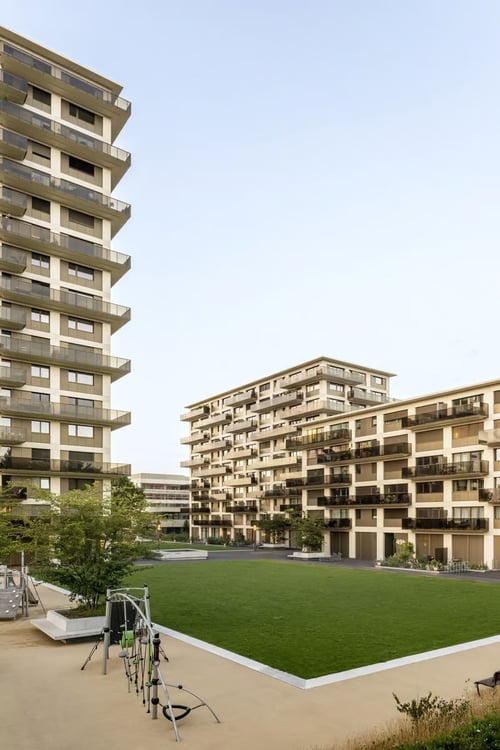 Helle 4.5-Zimmer-Wohnung mit Balkon und Stadtblick in Dübendorf 1