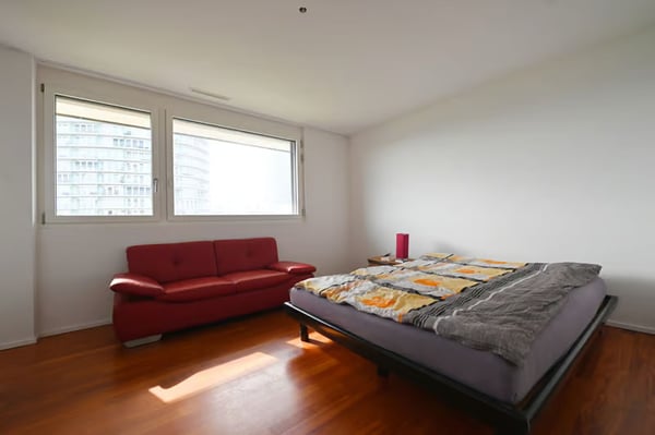 Helle 4.5-Zimmer-Wohnung mit Balkon und Stadtblick in Dübendorf 8