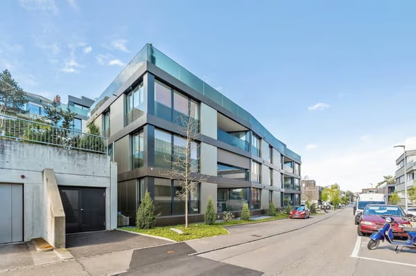 Geräumige 4.5-Zimmer-Wohnung mit Balkon und Garage in Binningen 2