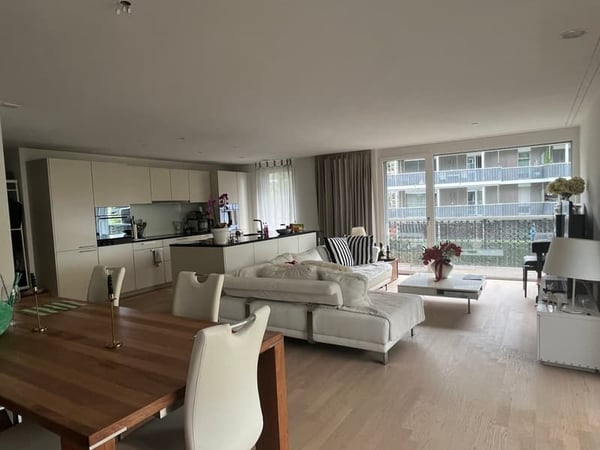 Helle 5.5-Zimmer-Wohnung mit Balkon und Garage in Dietlikon 3