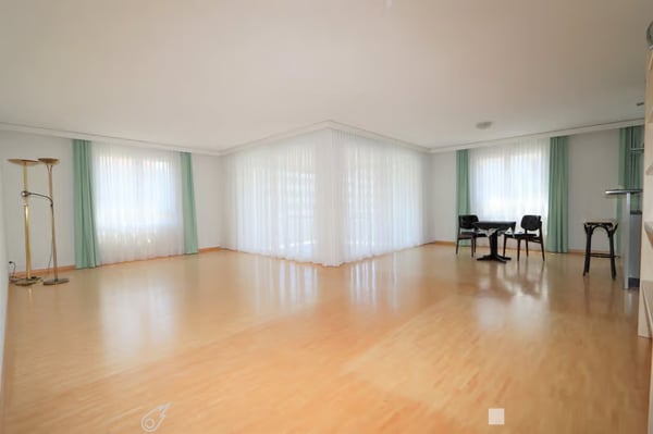 Geräumige 4.5-Zimmer-Wohnung mit Balkon in Biel – sofort verfügbar! 2