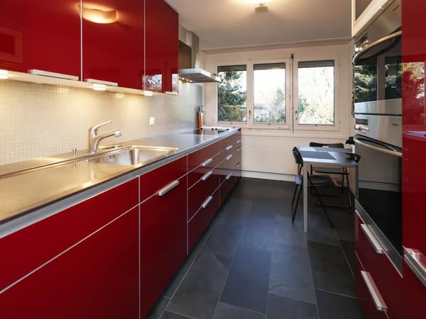 Moderne 3.5-Zimmer-Wohnung mit Balkon und Kamin an zentraler Lage in Bern 10
