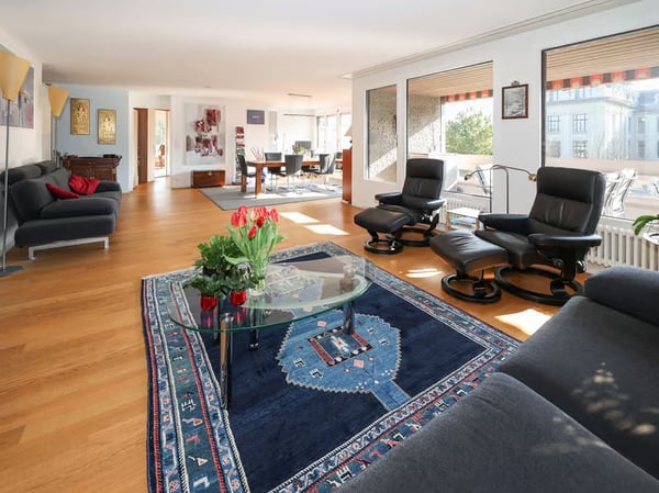 Moderne 3.5-Zimmer-Wohnung mit Balkon und Kamin an zentraler Lage in Bern 2