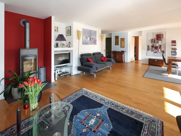 Moderne 3.5-Zimmer-Wohnung mit Balkon und Kamin an zentraler Lage in Bern 9
