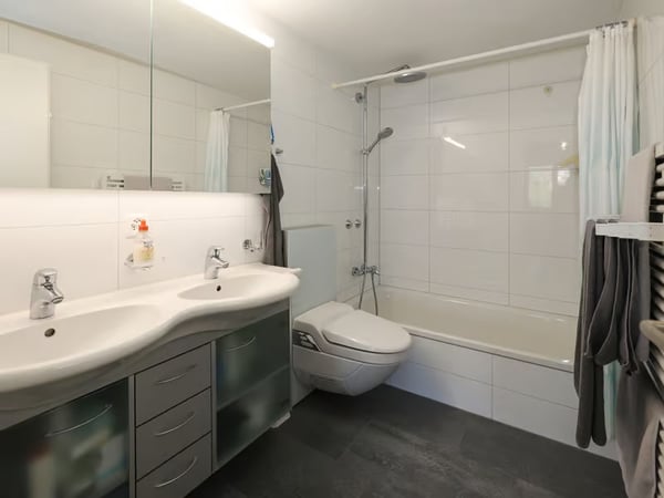 Moderne 3.5-Zimmer-Wohnung mit Balkon und Kamin an zentraler Lage in Bern 7