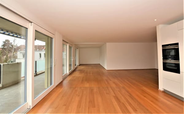 Helle 4.5-Zimmer-Wohnung mit Balkon und Garage in Basel 8