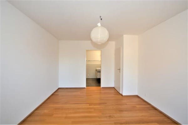 Helle 4.5-Zimmer-Wohnung mit Balkon und Garage in Basel 4