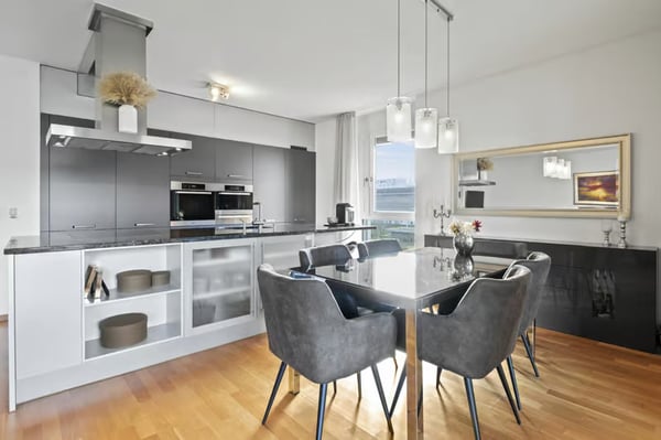 Helle 4.5-Zimmer-Wohnung mit Balkon und Garage in Zürich-Affoltern 1
