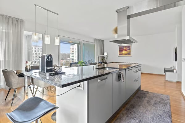 Helle 4.5-Zimmer-Wohnung mit Balkon und Garage in Zürich-Affoltern 2