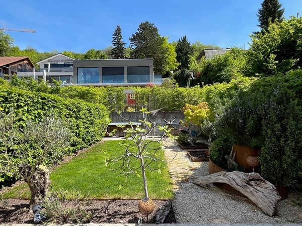 Grosszügige, helle 4.5-Zimmer Terrassenwohnung mit Garten und Einstellhallenplatz