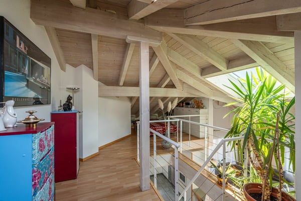Charmante 1.5-Zimmer-Dachwohnung mit Galerie und Bergsicht 8