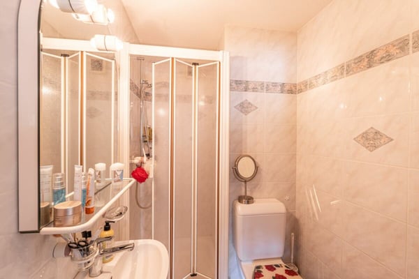 Charmante 1.5-Zimmer-Dachwohnung mit Galerie und Bergsicht 10