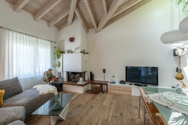 Charmante 1.5-Zimmer-Dachwohnung mit Galerie und Bergsicht 3