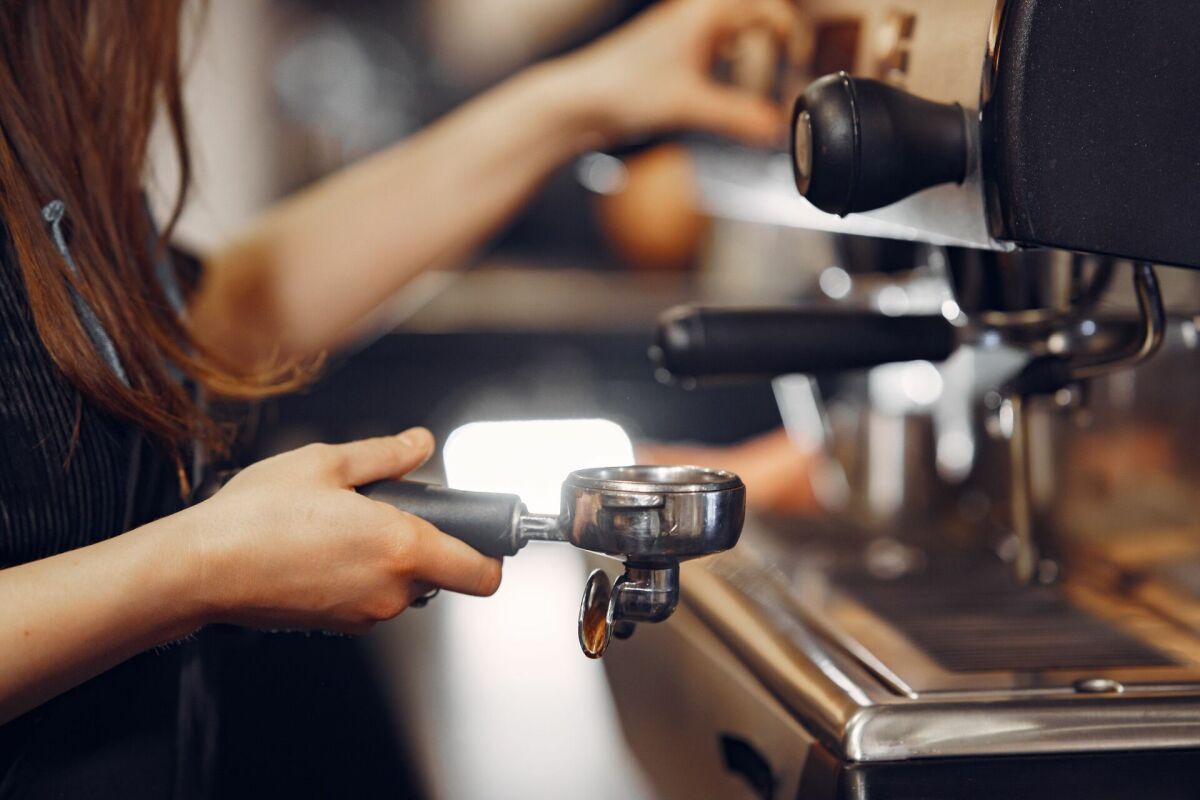 Immeuble de rendement avec café-restaurant, studios et parkings. Rendement brut 6.3%