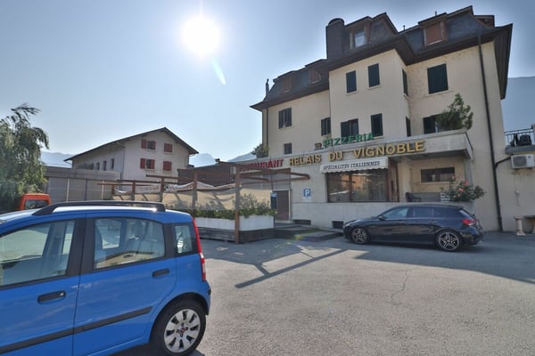 Immeuble de rendement avec café-restaurant, studios et parkings. Rendement brut 7.15% 11