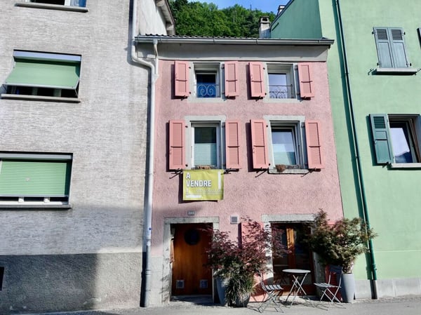 Au coeur du Vieux Bourg de Martigny, très belle maison familiale, pleine de charme de 5.5 pces idéale comme maison familiale ou maison d'hôtes. 10