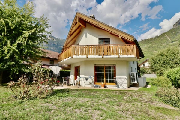 LEYTRON - UNE MAISON OÙ L'ON ENTEND PRESQUE LES ENFANTS JOUER DANS LE JARDIN?