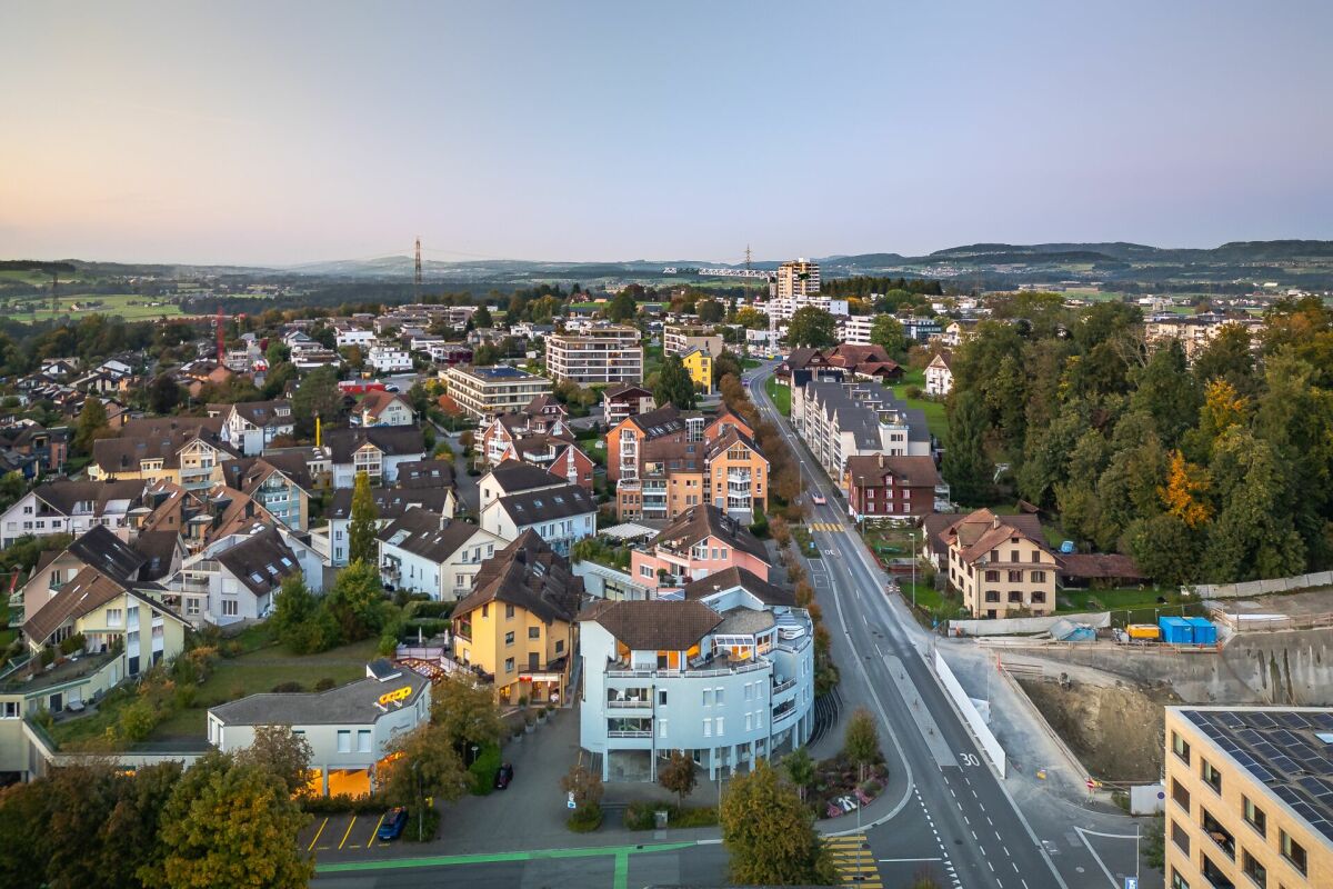Hochwertig renovierte 5 1/2-Zimmer-Attikawohnung im Herzen von Hünenberg
