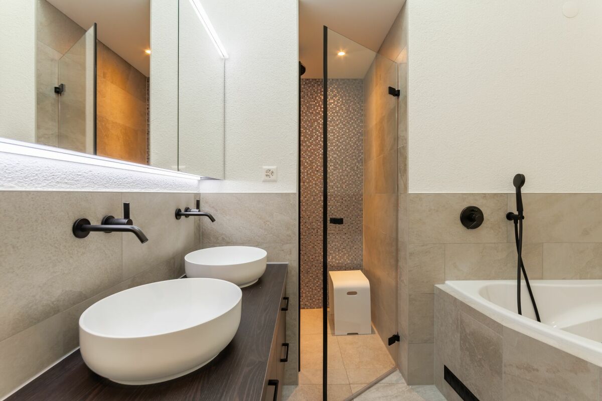 Hochwertig renovierte 5 1/2-Zimmer-Attikawohnung im Herzen von Hünenberg