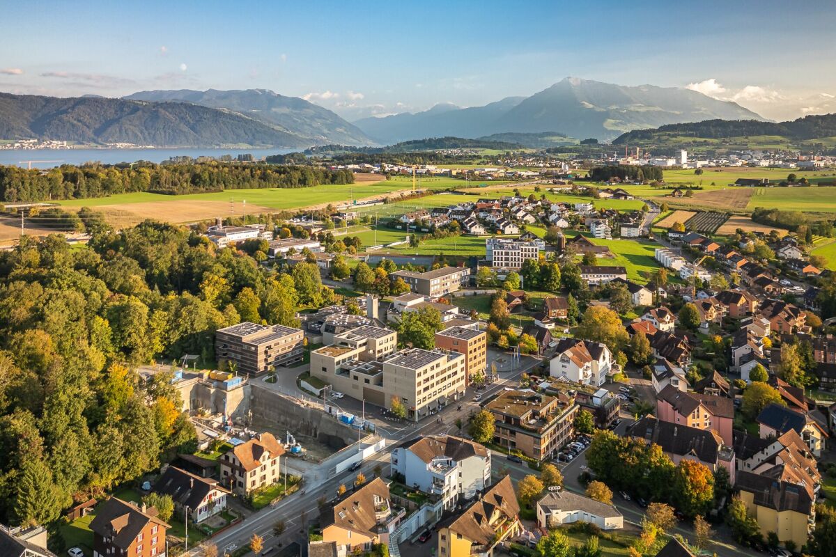 Hochwertig renovierte 5 1/2-Zimmer-Attikawohnung im Herzen von Hünenberg