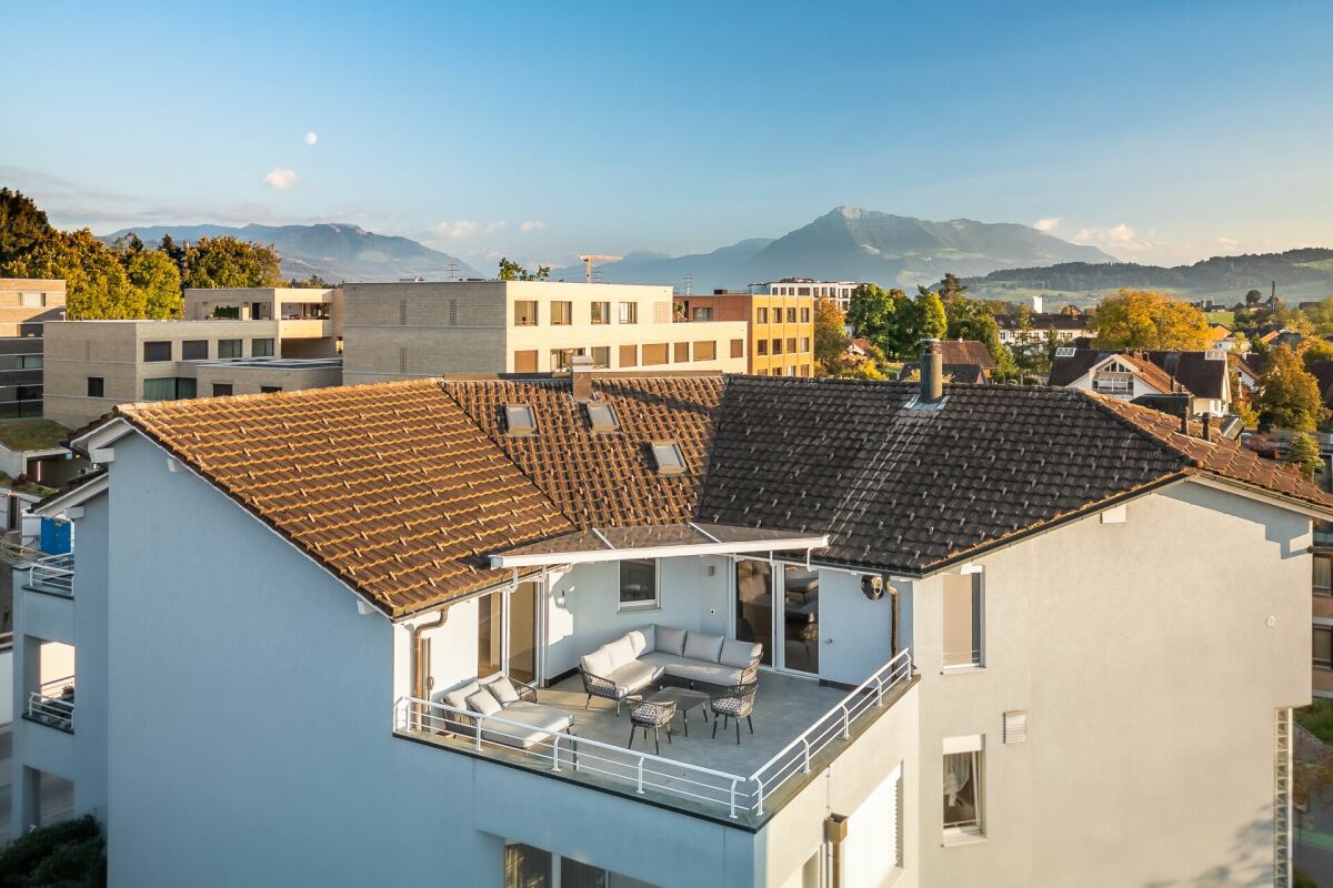 Hochwertig renovierte 5 1/2-Zimmer-Attikawohnung im Herzen von Hünenberg