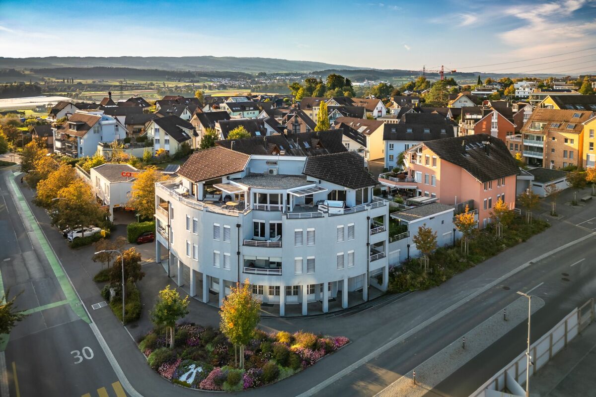 Hochwertig renovierte 5 1/2-Zimmer-Attikawohnung im Herzen von Hünenberg