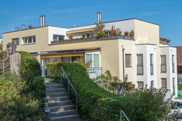 2.5-Zimmer-Attikawohnung mit Morgen- und Abendsonne – vor den Toren Zürichs 2