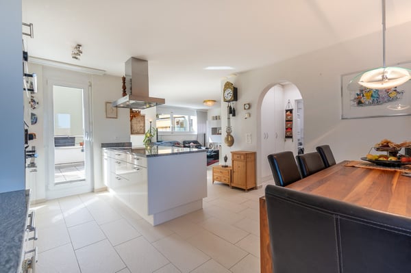 2.5-Zimmer-Attikawohnung mit Morgen- und Abendsonne – vor den Toren Zürichs 3
