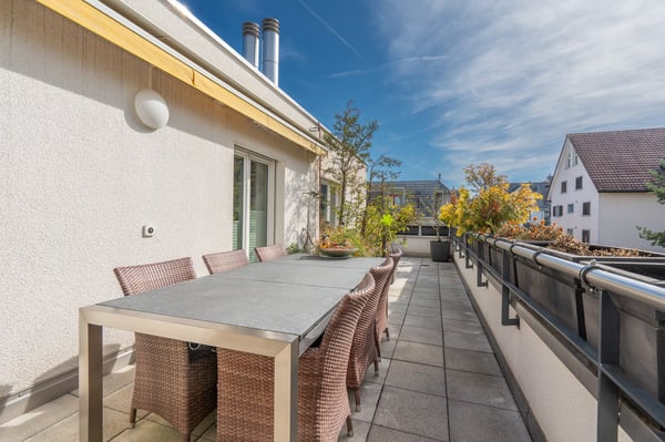 2.5-Zimmer-Attikawohnung mit Morgen- und Abendsonne – vor den Toren Zürichs 13