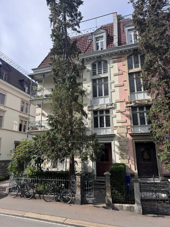 Charmante 4-Zimmer-Altbauwohnung mit Balkon und Aussicht 10