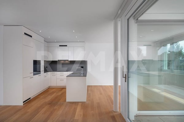 Helle 4.5-Zimmer-Wohnung mit Balkon und Lift modern und komplett ausgestattet 4