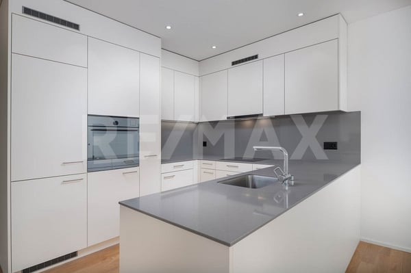 Helle 4.5-Zimmer-Wohnung mit Balkon und Lift modern und komplett ausgestattet 5