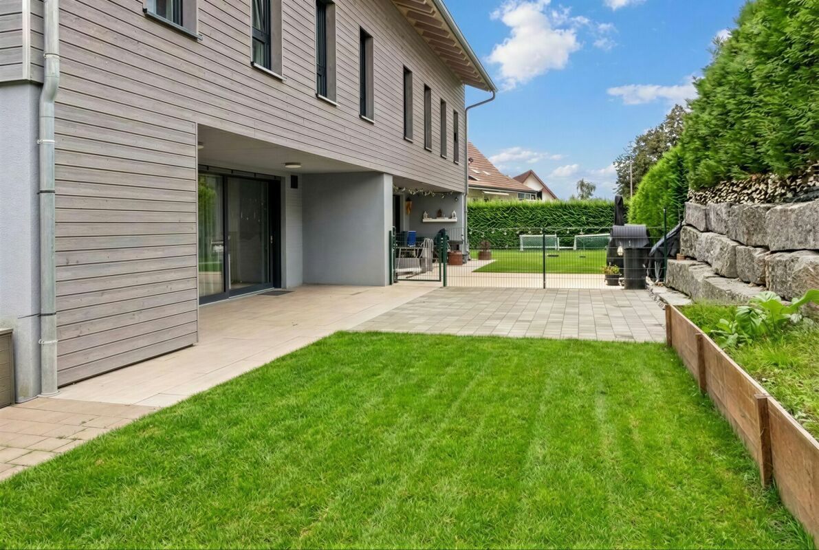 Modernes 6-Zimmer-Doppeleinfamilienhaus mit Garten in Hausen am Albis