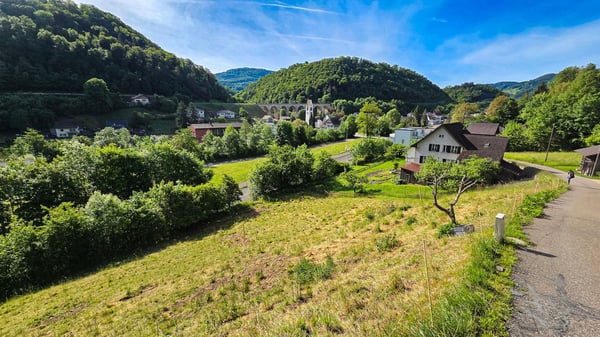 Bauland mit unverbaubarer Weitsicht in Rümlingen (2'024 m²) 1