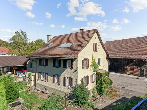 9.5-Zimmer-Haus mit Dachwohnung und Scheune in Würenlos
