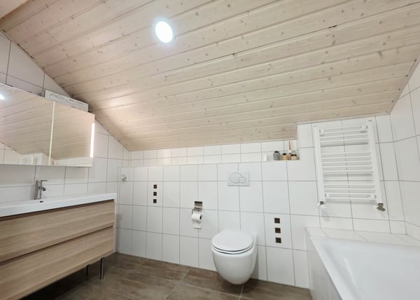 Bel immeuble mixte composé d'un café & restaurant, d'un Dancing, de 3 appartements et d'un bureau. 27