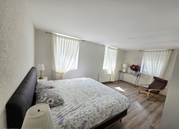 Bel immeuble mixte composé d'un café & restaurant, d'un Dancing, de 3 appartements et d'un bureau. 17