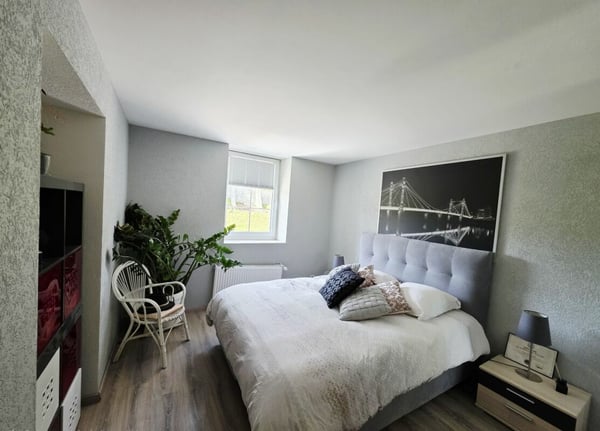 Bel immeuble mixte composé d'un café & restaurant, d'un Dancing, de 3 appartements et d'un bureau. 18