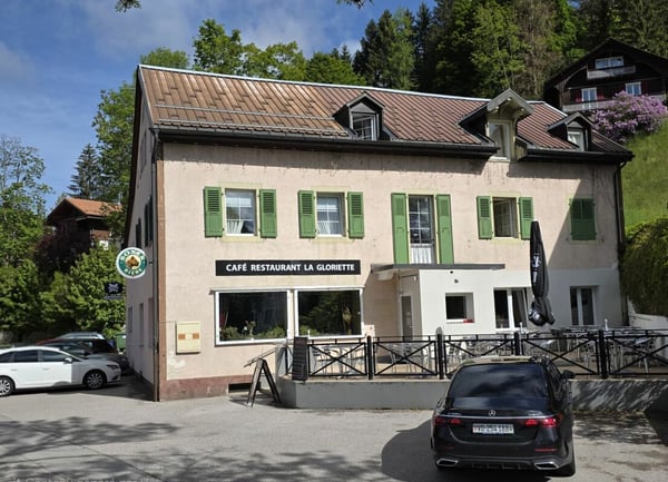 Bel immeuble mixte composé d'un café & restaurant, d'un Dancing, de 3 appartements et d'un bureau. 1