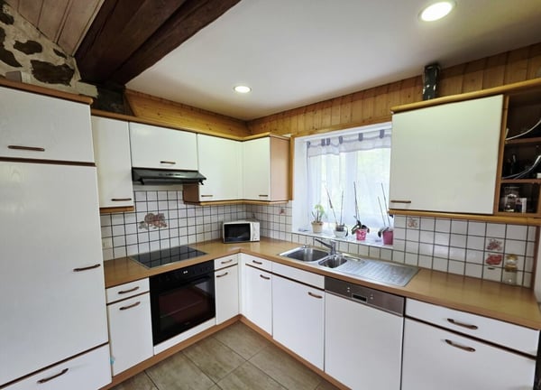 Bel immeuble mixte composé d'un café & restaurant, d'un Dancing, de 3 appartements et d'un bureau. 24