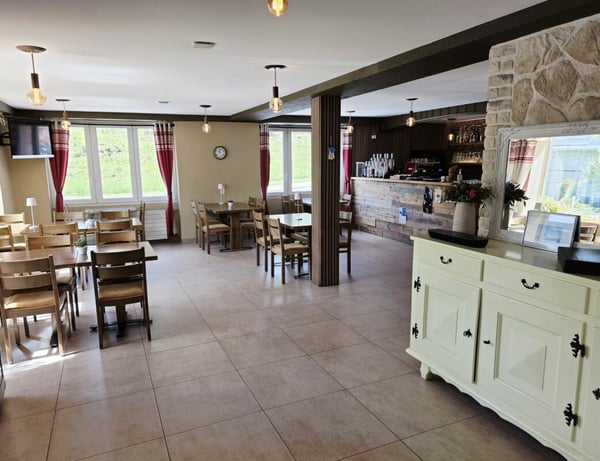 Bel immeuble mixte composé d'un café & restaurant, d'un Dancing, de 3 appartements et d'un bureau. 5