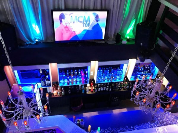 Bel immeuble mixte composé d'un café & restaurant, d'un Dancing, de 3 appartements et d'un bureau. 13