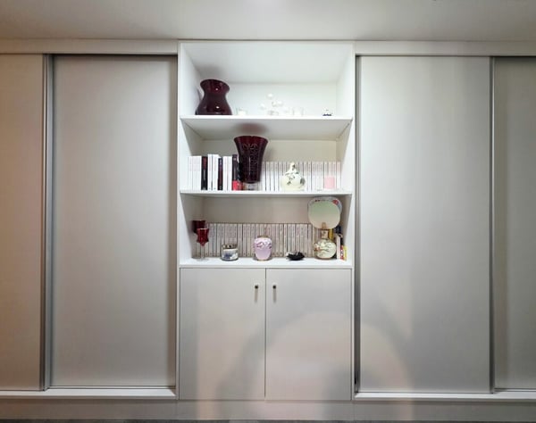 Bel immeuble mixte composé d'un café & restaurant, d'un Dancing, de 3 appartements et d'un bureau. 19