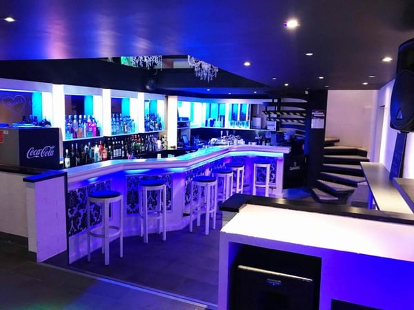 Bel immeuble mixte composé d'un café & restaurant, d'un Dancing, de 3 appartements et d'un bureau. 9