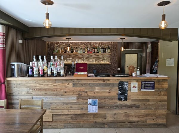 Bel immeuble mixte composé d'un café & restaurant, d'un Dancing, de 3 appartements et d'un bureau. 6