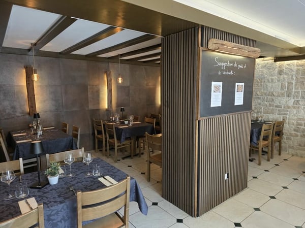 Bel immeuble mixte composé d'un café & restaurant, d'un Dancing, de 3 appartements et d'un bureau. 7