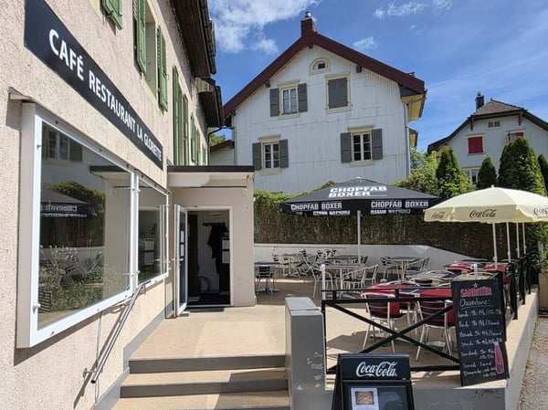 Bel immeuble mixte composé d'un café & restaurant, d'un Dancing, de 3 appartements et d'un bureau. 3