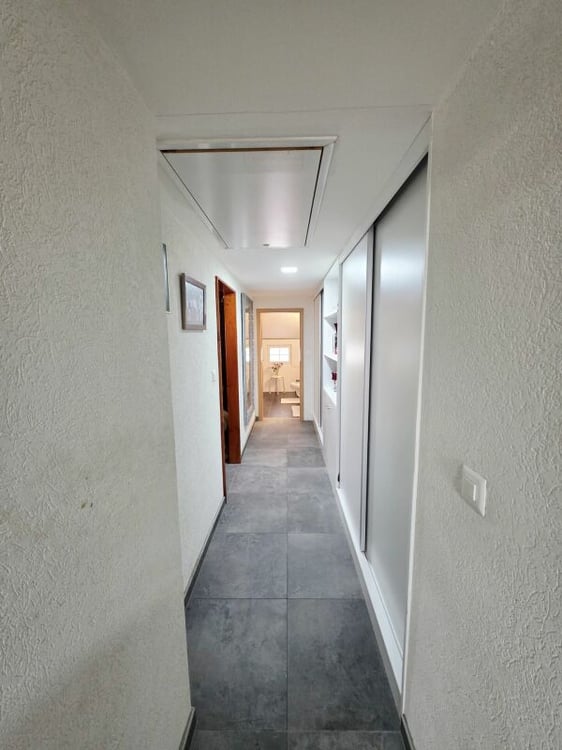 Bel immeuble mixte composé d'un café & restaurant, d'un Dancing, de 3 appartements et d'un bureau. 20