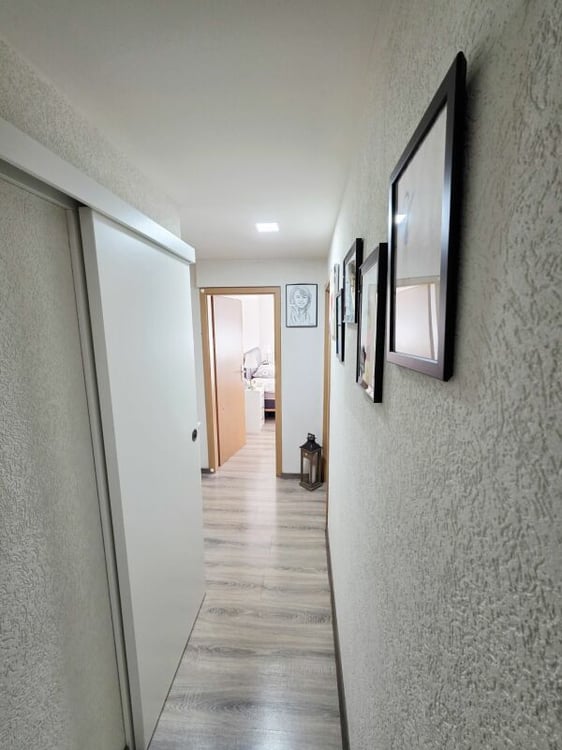 Bel immeuble mixte composé d'un café & restaurant, d'un Dancing, de 3 appartements et d'un bureau. 21